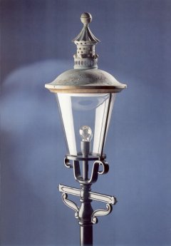 Billede af 1904-lampen tæt på, kobberlampe i gammel stil